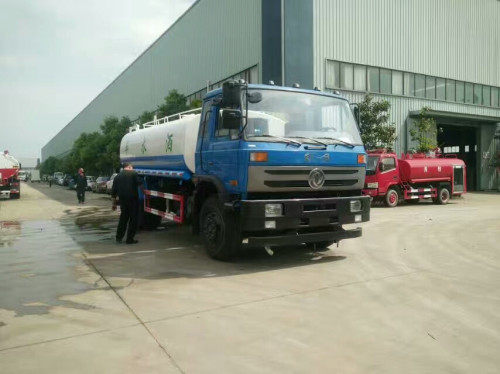 清明火災隱患,東風灑水車出沒于山間小路 清明火災隱患,東風灑水車出沒于山間小路