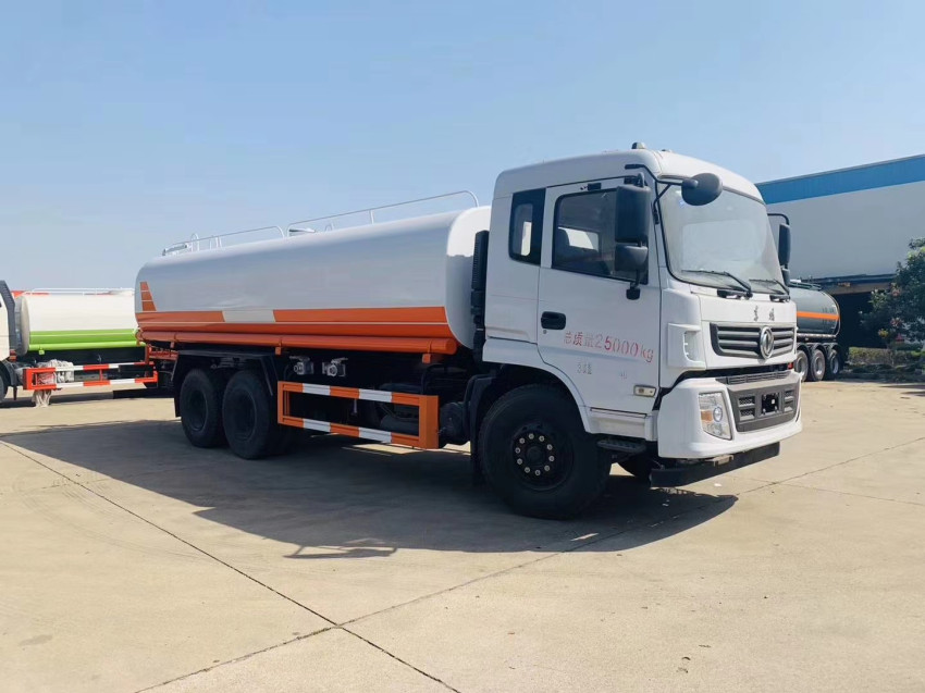 多功能綠化灑水車美化了環(huán)境,確又給市民帶來了困擾 多功能綠化灑水車美化了環(huán)境,確又給市民帶來了困擾