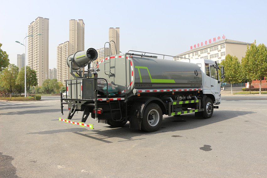 東風(fēng)灑水車 東風(fēng)灑水車